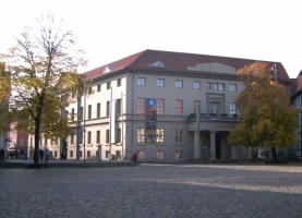 braunschweig_burgplatz_04_landesmuseum_klein.jpg, 42kB