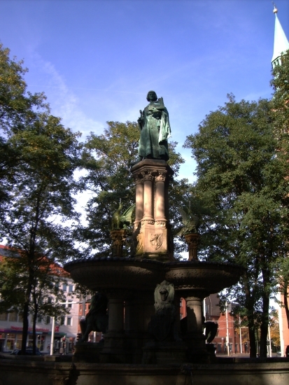braunschweig_heinrich_der_loewe_heinrichsbrunnen_03.jpg, 231kB