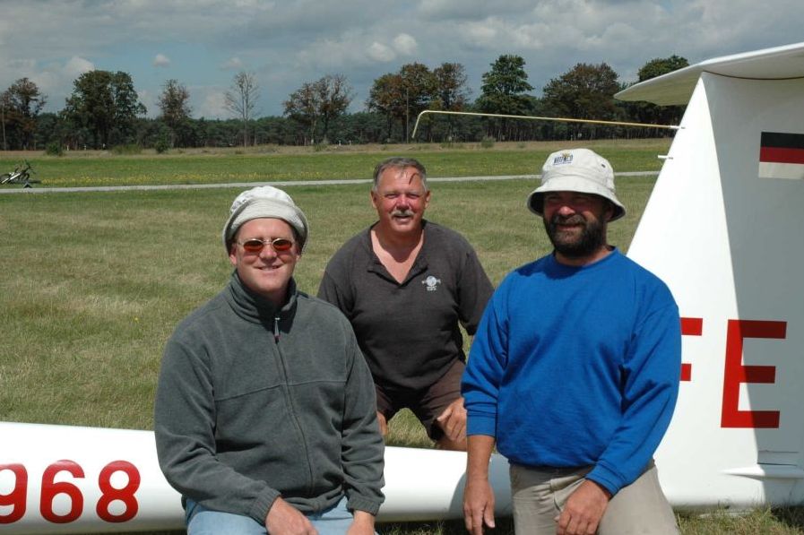 DM-2005_01_das_team.jpg, 83kB