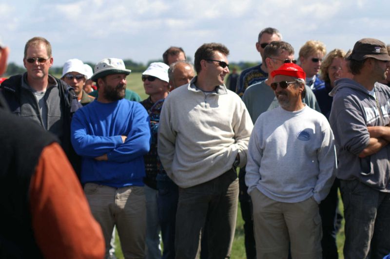 DM-2005_17_briefing_02.jpg, 103kB