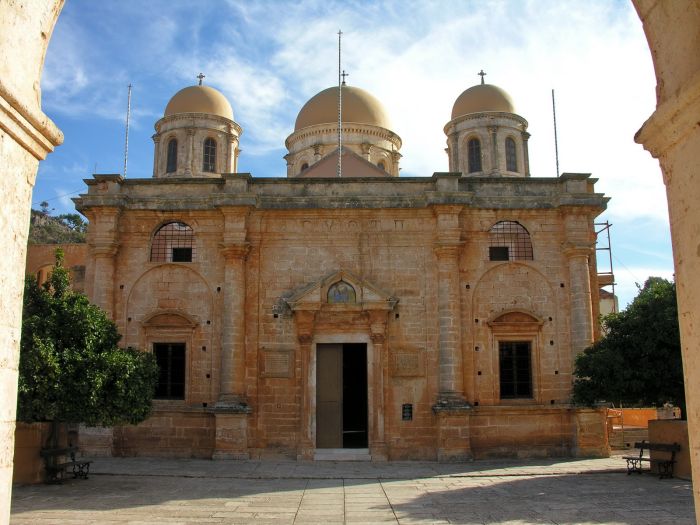 kreta_akrotiri_moni_agia_triada_02_eingang_hauptkirche.jpg, 78kB