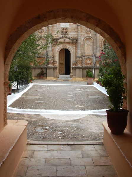 kreta_akrotiri_moni_gouverneto_08_klosterhof_03_marienkirche_eingang.jpg, 57kB