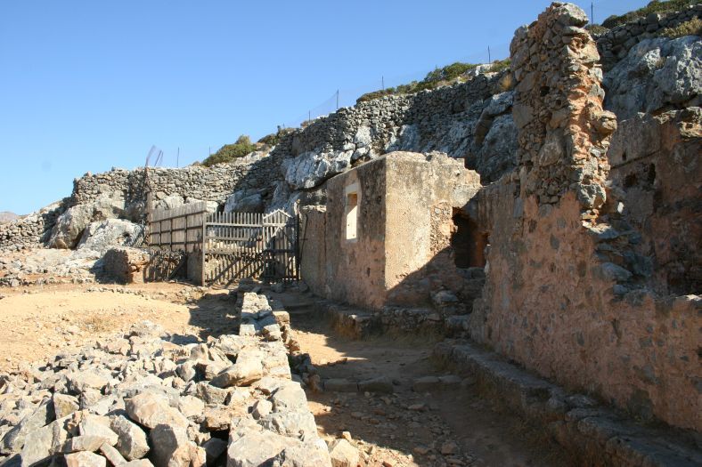 kreta_akrotiri_moni_katholiko_03_eingang_baerenhoehle_01.jpg, 108kB