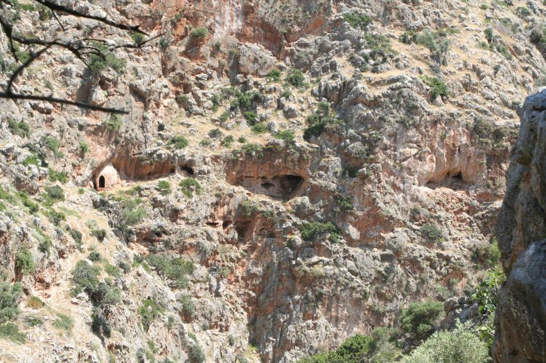 kreta_akrotiri_moni_katholiko_18_wohnhoehlen.jpg, 168kB