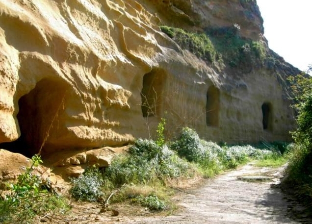 kreta_akrotiri_moni_katholiko_19_wohnhoehlen.jpg, 227kB