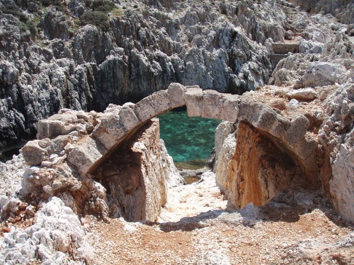 kreta_akrotiri_moni_katholiko_26_zur_bucht_07_das_tor.jpg, 143kB