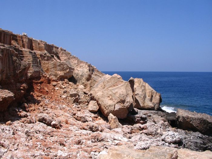 kreta_akrotiri_moni_katholiko_27_zur_bucht_09_steinbruch.jpg, 90kB