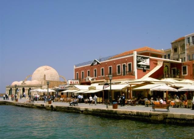 chania_venezianischer_hafen_01.jpg, 103kB