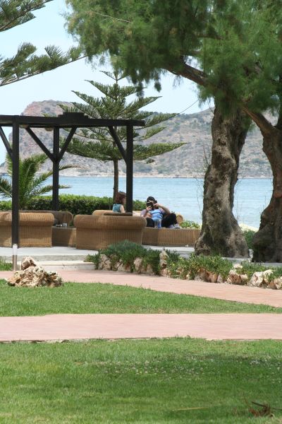 kreta_hotel_22_santa_marina_garten_kuschelecke.jpg, 76kB