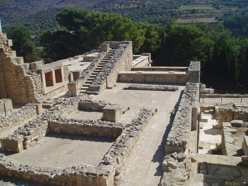 knossos_12_die_monomentaltreppe_mit_obergeschoss_des_megaron_des_koenigs.jpg, 119kB