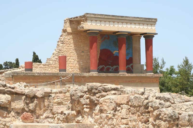 knossos_20_der_altan_mit_wandmalerei_des_stieres.jpg, 102kB