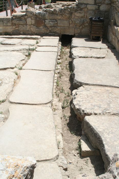 knossos_22_teil_der_abwasserleitung.jpg, 85kB