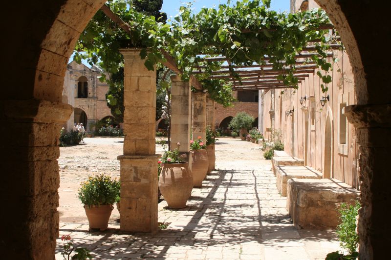 moni_arkadiou_hof_04_rechts_refektorium.jpg, 121kB