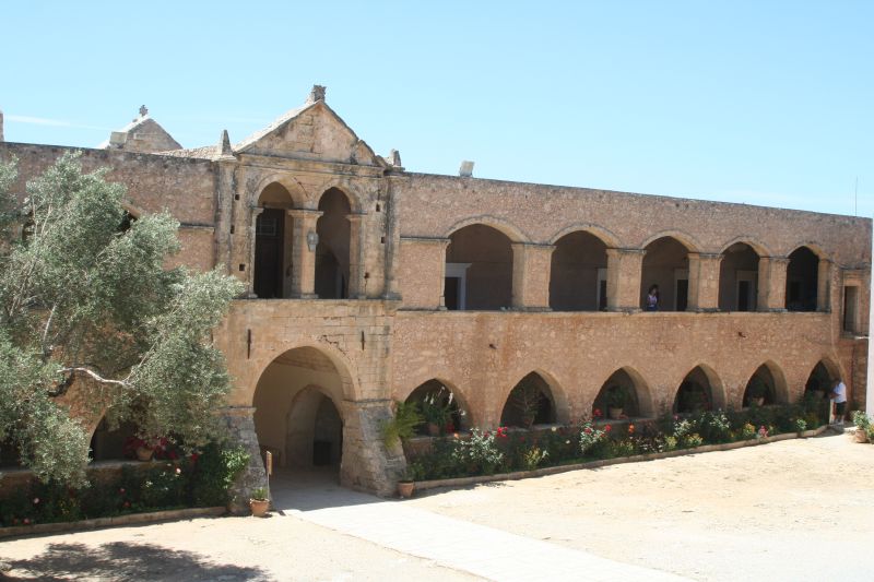 moni_arkadiou_hof_10_westtor_mit_kreuzgang_02.jpg, 85kB