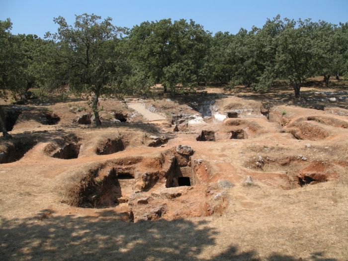 kreta_armeni_02_graeberfeld.jpg, 100kB