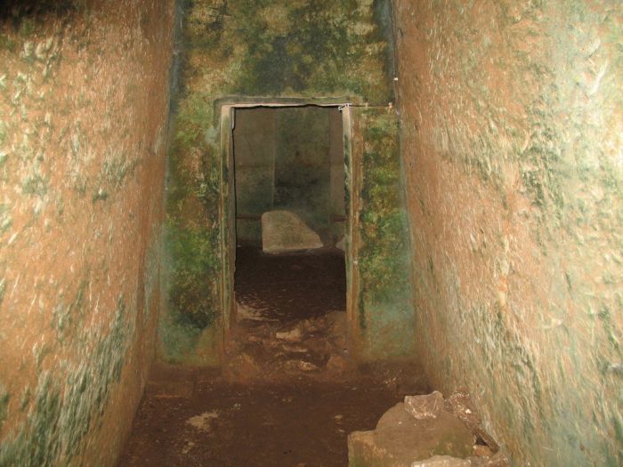 kreta_armeni_08_tuer_zur_grabkammer.jpg, 77kB