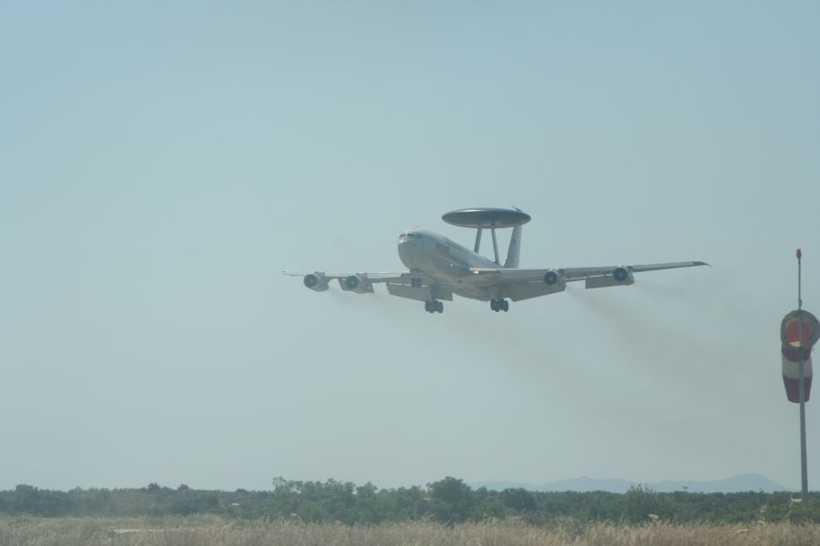 kreta_chania_airport_07_die_hat_vorfahrt.jpg, 33kB