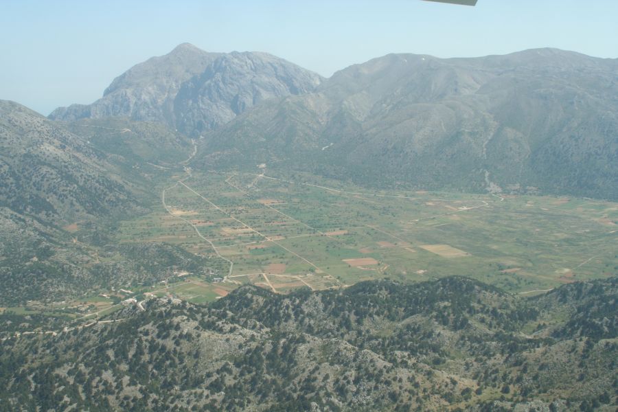 kreta_rundflug_35_hochebene_omalos_hinten_geht_es_in_die_samaria-schlucht.jpg, 100kB