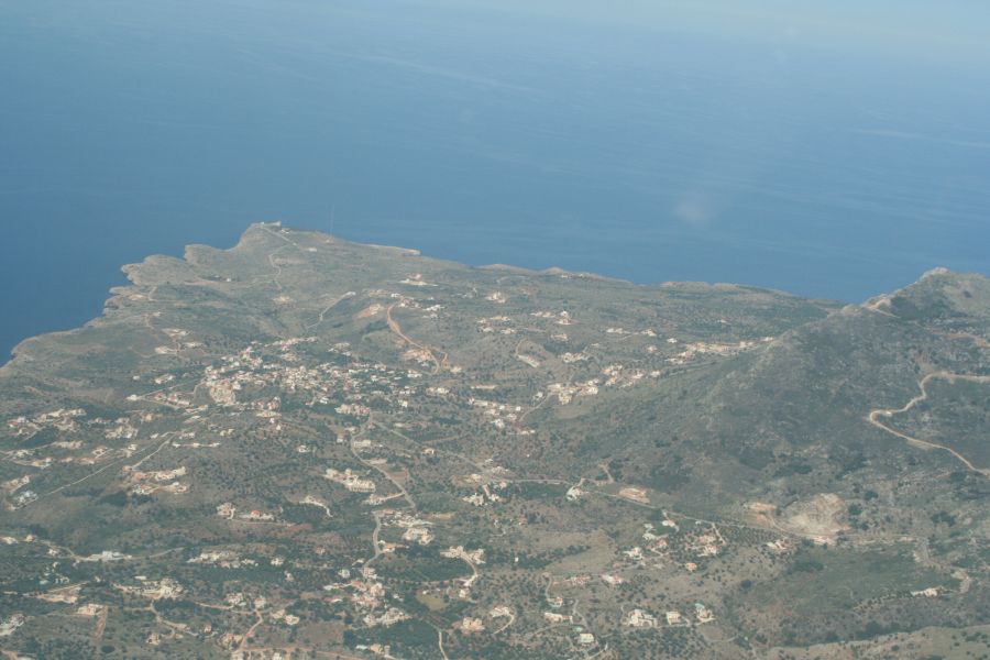 kreta_rundflug_48_bucht_von_souda_hier_wohnen.jpg, 89kB