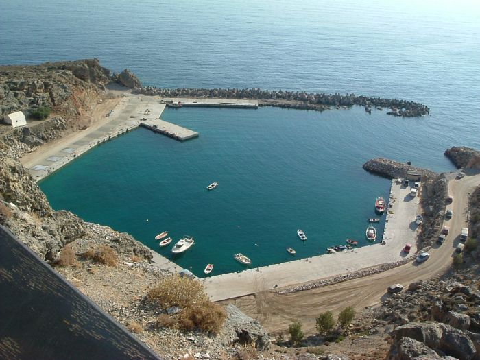 kreta_chora_sfakion_03_die_kleine_bucht_01_heute_hafen.jpg, 88kB