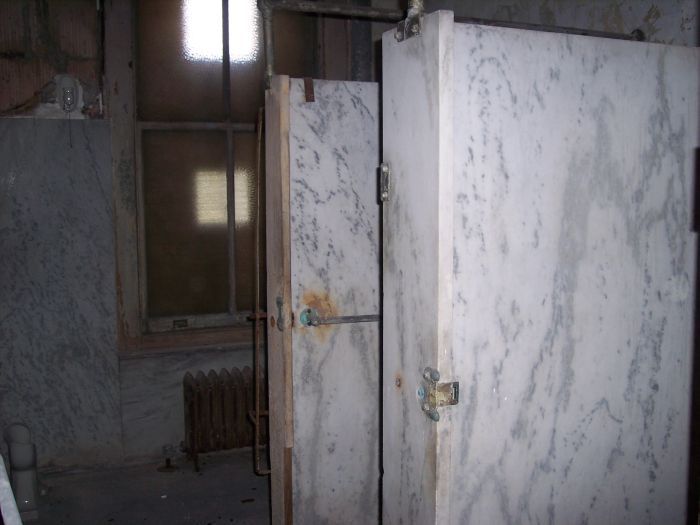 ellis_island_24_alte_waschraeume.jpg, 47kB