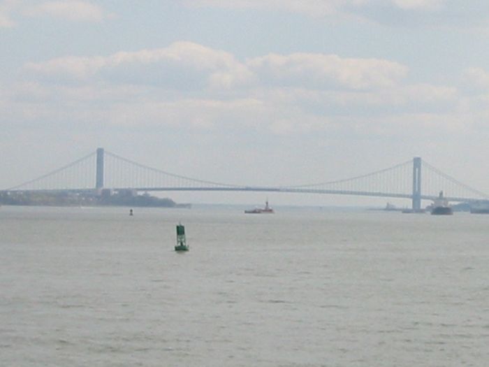 ellis_island_33_aussen_verrazanobridge.jpg, 27kB