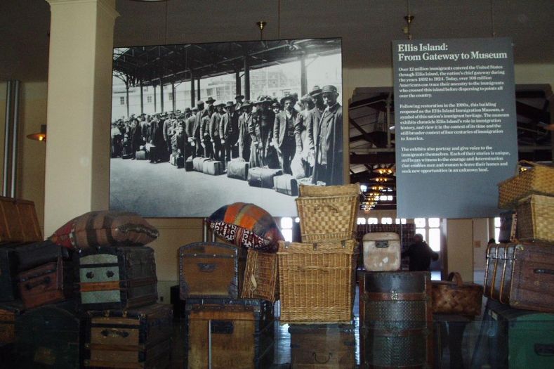ellis_island_museum_10_koffer.jpg, 75kB