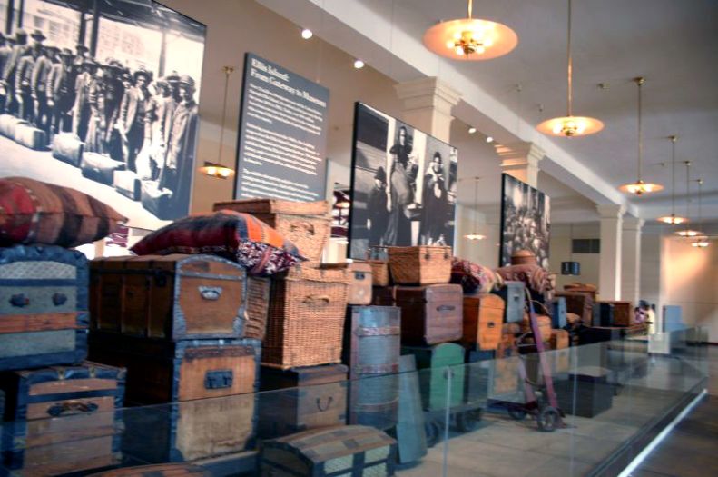 ellis_island_museum_11_koffer.jpg, 70kB