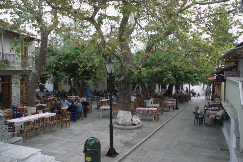 pilion_kiriaki_09_platia_06_trikeri.jpg, 107kB