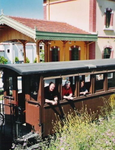 pilion_kleinbahn_warten_auf_die_abfahrt.JPG, 46kB