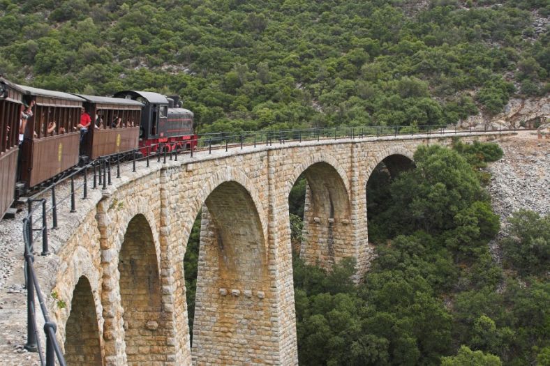 pilion_kleinbahn_05_unterwegs_viadukt.JPG, 109kB