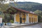 pilion_kleinbahn_08_unterwegs_ano_gatzea_stationsgebaeude_klein.JPG, 4,8kB