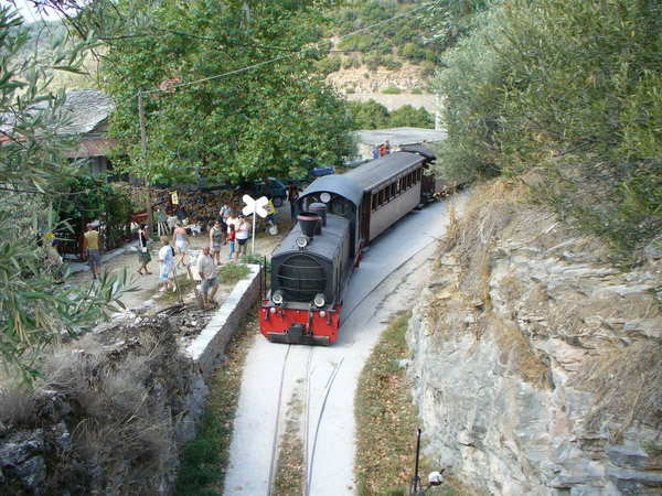 pilion_kleinbahn_unterwegs_station_ano_gatzea.JPG, 76kB