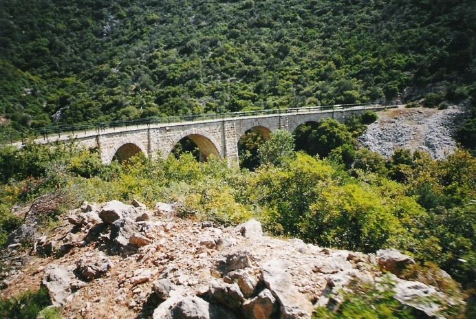 pilion_kleinbahn_unterwegs_viadukt_02.jpg, 110kB