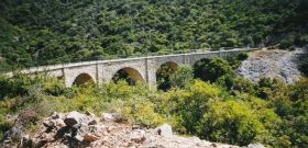 pilion_kleinbahn_unterwegs_viadukt_02_klein.jpg, 14kB