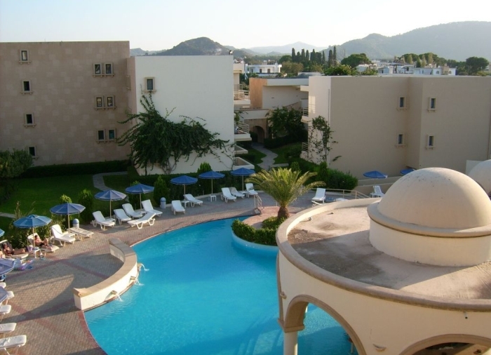 hotel_elina_neu_hinterer_bereich_mit_rundem_pool.jpg, 216kB