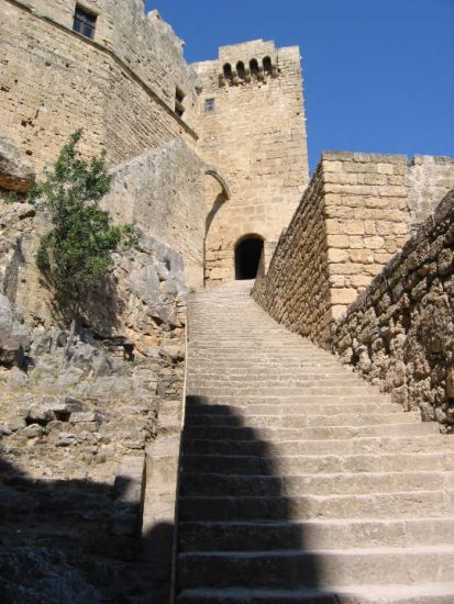 rhodos_lindos_akropolis_treppe_zum_eingang_mit_mauer.jpg, 56kB