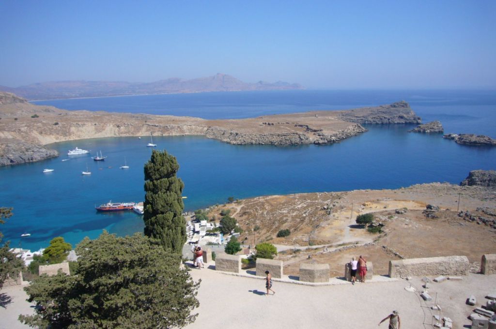 rhodos_lindos_im_hintergrund_grab_kleoboulus.jpg, 103kB