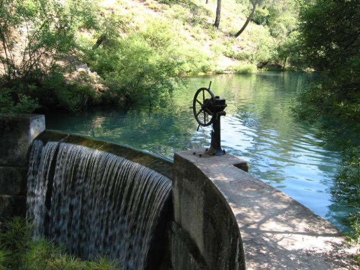 epta_piges_Wasserfall_am_anderen_ende.jpg, 90kB