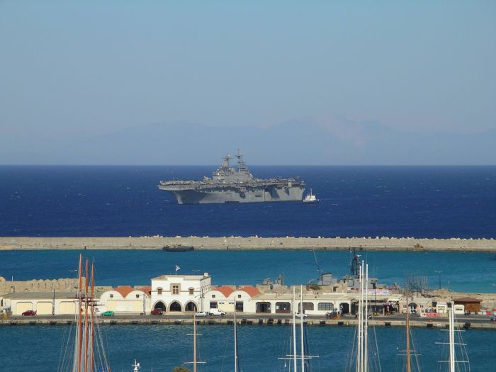 rhodos_altstadt_04_hafen_flugzeugtraeger.jpg, 49kB