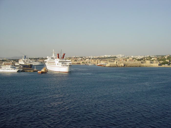 rhodos_altstadt_04_hafen_kreuzfahrer_01.jpg, 51kB