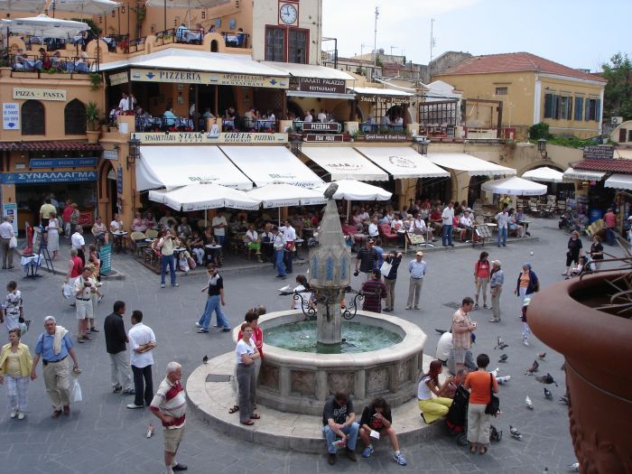 rhodos_altstadt_01_hippokratesplatz_mit_brunnen.jpg, 109kB
