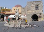 rhodos_altstadt_hippokratesplatz_mit_brunnen_02_klein.jpg, 5,2kB