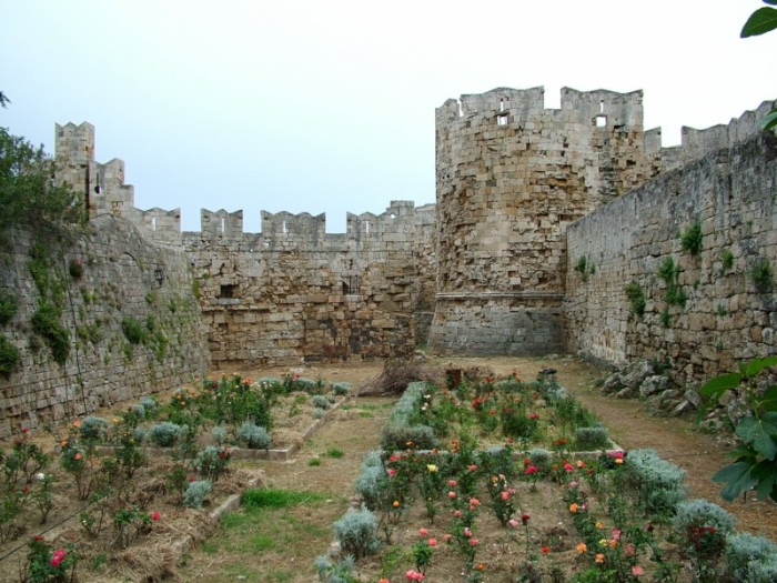 rhodos_altstadt_stadtgraben_06_garten.jpg, 278kB
