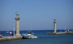 rhodos_port_einfahrt_klein.jpg, 21kB