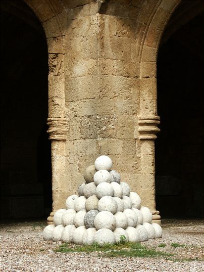 rhodos_altstadt_13_kanonenkugeln.jpg, 50kB
