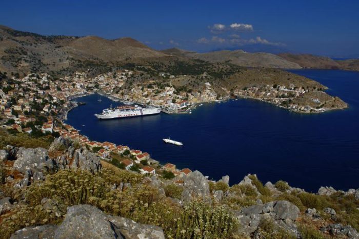 symi_gialos_05_die_faehre_passt_kaum_rein.jpg, 65kB